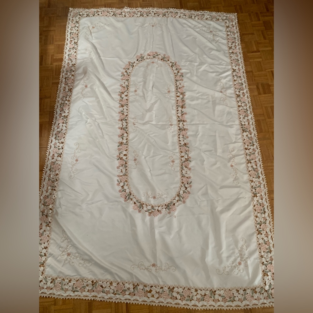 Floral Embroidered White Table cloth with Napkins
